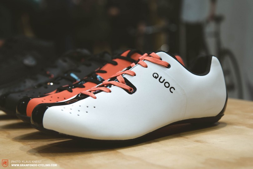 Quoc stellte einen neuen Schuh vor, der mit Carbon-Composite-Sohle und elegantem Design genau auf uns GRAN FONDO-Enthusiasten zugeschnitten sein sollte. Kosten soll er rund 250 €, erhältlich ist er voraussichtlich ab Juli/August. Wir haben ihn uns schon vorbestellt!