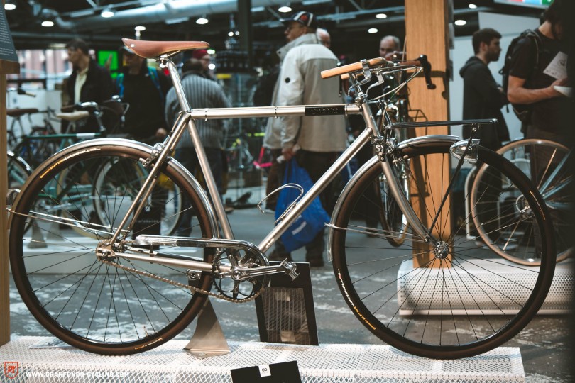 Creme Cycles x Soto Caferacer. Dieses Bike wird vollkommen in Europa gefertigt. Eines der Highlights ist der Holz-Lenker.