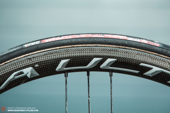 Bianchi: The tubular setup saves weight and supports the nimble handling, but they are not suitable for everyday use, especially as the Vittoria Corsa CX rapidly loses air.