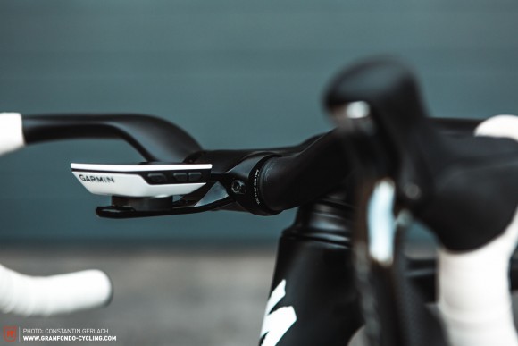 Specialized: The cockpit not only comes with aggressive looks, minimalistic and aerodynamic shapes but also a very nicely integrated Garmin mount. We like. We’d love to see Di2 sprint shifters here as well.