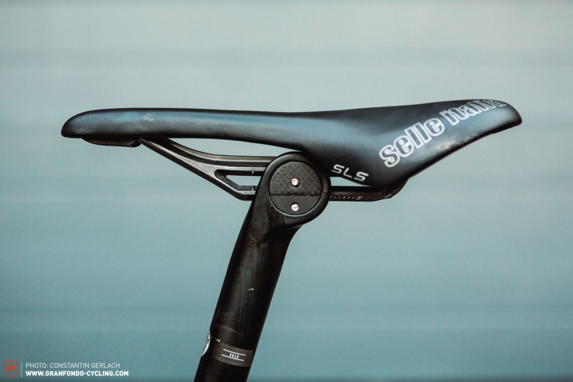 Ergonomic: Thanks to the monolink technology the carbon seat post offers a wide range of individual inclination and position adjustment options.