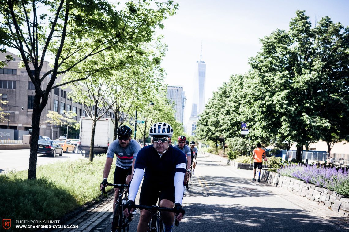 Sightseeing by bike – das One World Trade Center im Hintergrund.