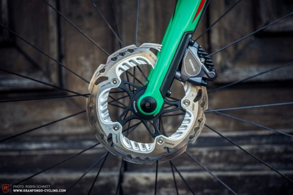 160 mm disc brakes at the front. One particularly nice detail is BMC’s own Flat Mount adapter, which can be used for both 140 mm as well as 160 mm discs and without altering its slim visual integration.