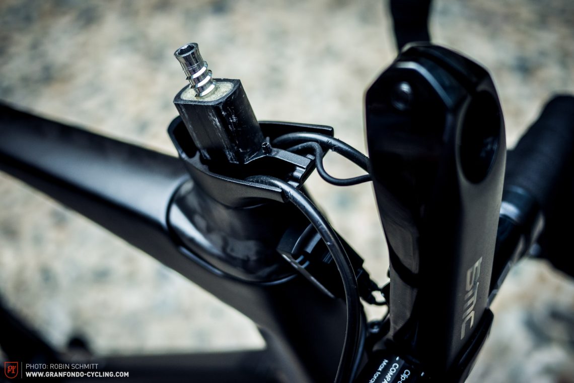 The Integrated Cockpit System (ICS) in detail. In addition, the stem allows you to mount a Garmin or GoPro.