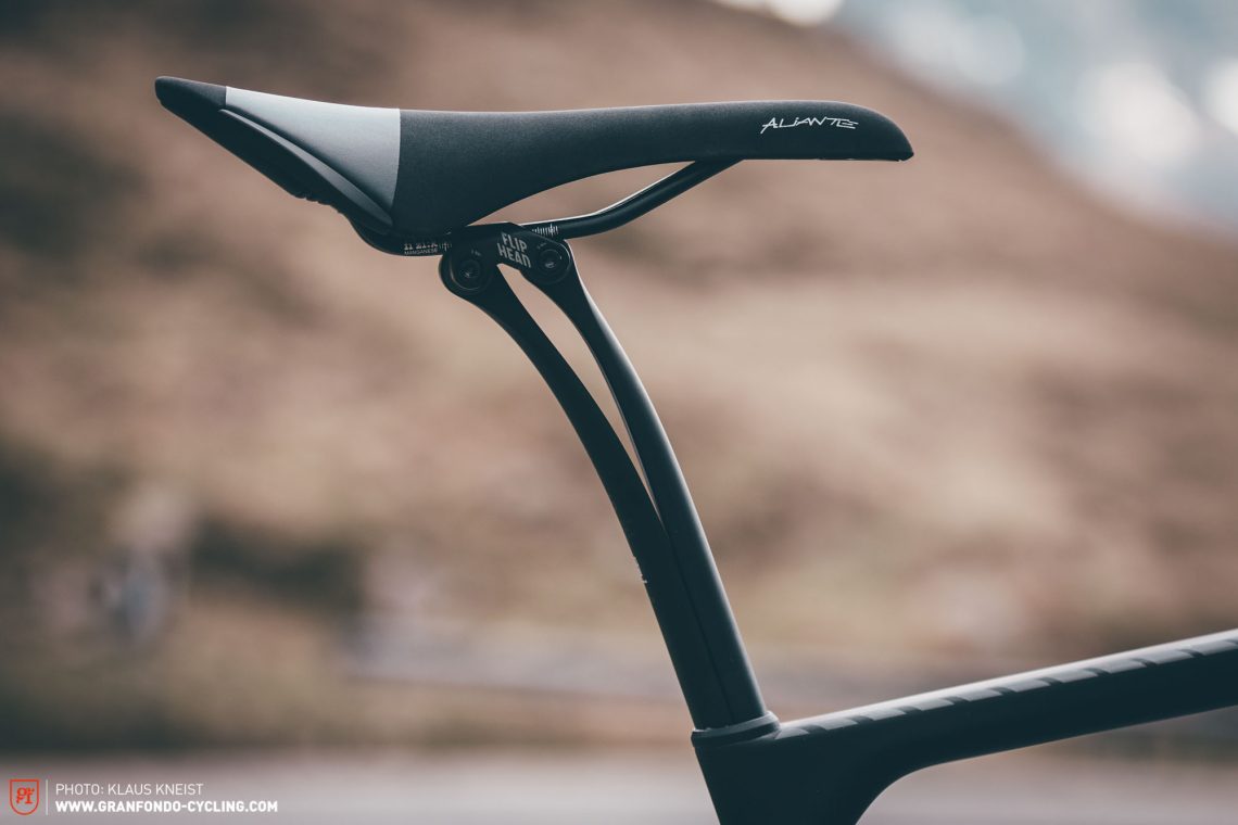 A fundamental part of the Endurace CF SLX’s comfort-enhancing concept is the leaf spring design in the S15 VCLS 2.0 seatpost, which offers more compliance. Unlike other comfort seatposts with flex, Canyon’s floating seat clamp ensures consistent tilt.