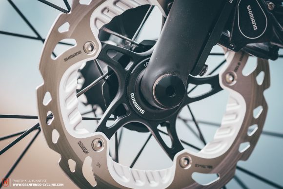 For the Endurance CF SLX, Canyon have exclusively employed flat mount hydraulic disc brakes, with 160 mm rotors at the front and rear. There’s one exception for the 2XS size frames where 140 mm diameters are used.