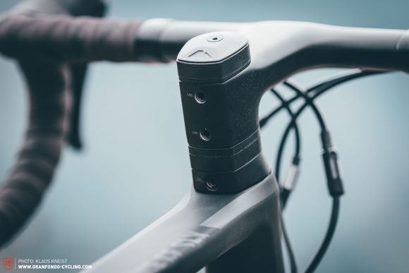 A refined solution on the stem clamp that simultaneously safeguards the carbon by dispersing the forces equally around the steerer whilst giving extra stiffness, Canyon’s Clamping Concept involves two screws and a transition plate.