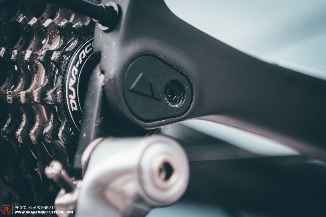 Not ones to rest on their laurels, the Canyon bike developers scratched their heads even more when it came to increasing the stiffness of the rear derailleur hanger by altering the design, managing to render it 14 % stiffer than its predecessor. 