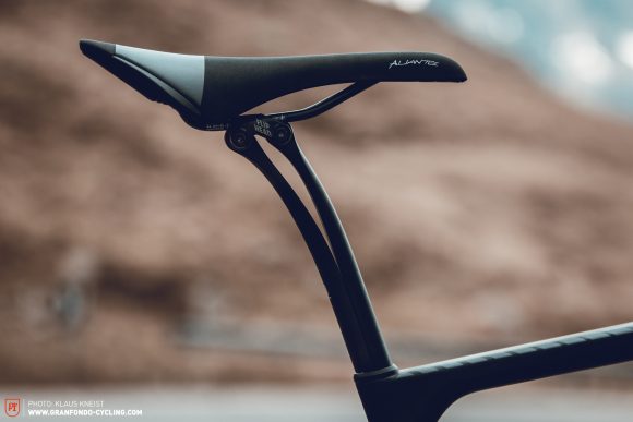 Simple & effective: The Canyon S15 VCLS 2.0 seatpost provides plenty of comfort.