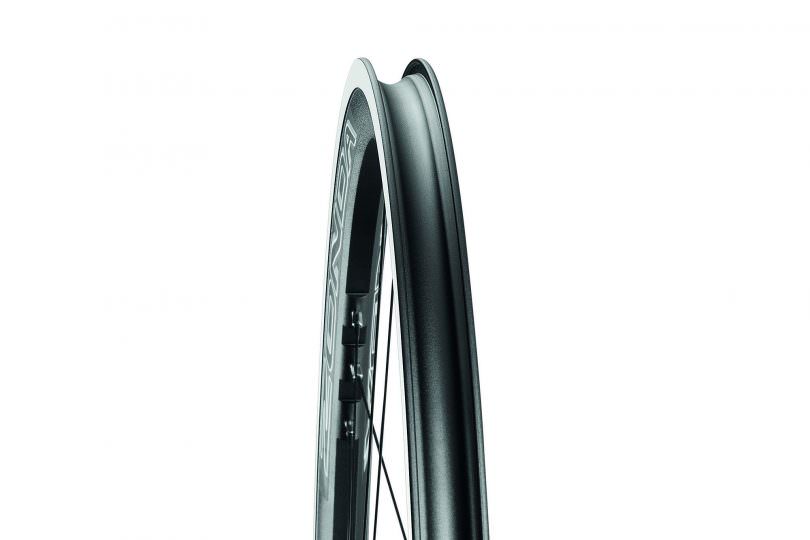 Campagnolo’s MoMag™tech eliminates spoke holes on the inside of the rim giving them a beautiful sleek look