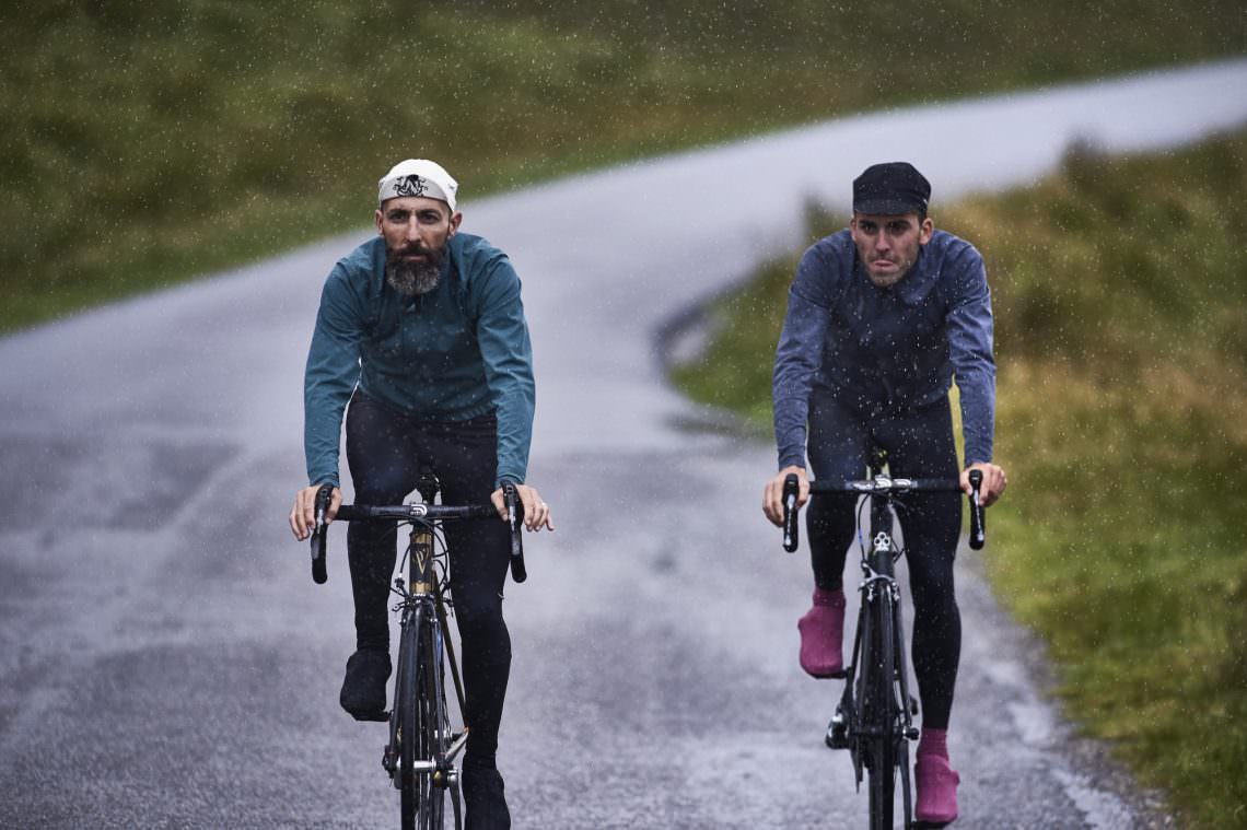 men-rain-cycling-jacket-charlotte-ivy-green-action-1