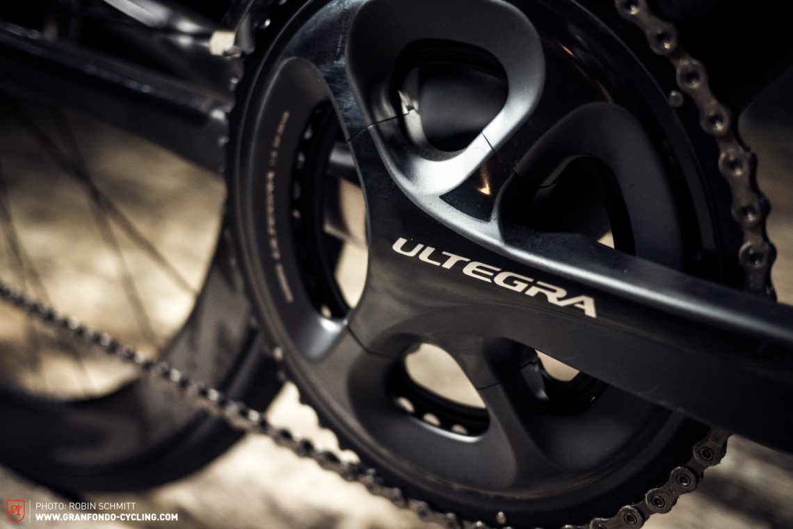 As expected, the Shimano Ultegra Di2 shifts with impeccable precision. When the gradient hits double figures, the 36/52t gearing with a 11-25t cassette asks your legs for a show of force.