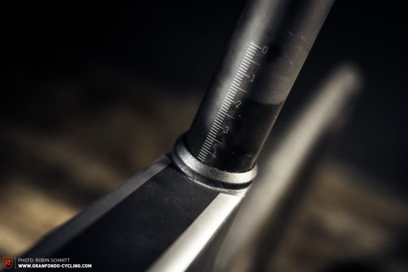 Integrated dirt wiper and markings on the S13-CLS-CF seat post.
