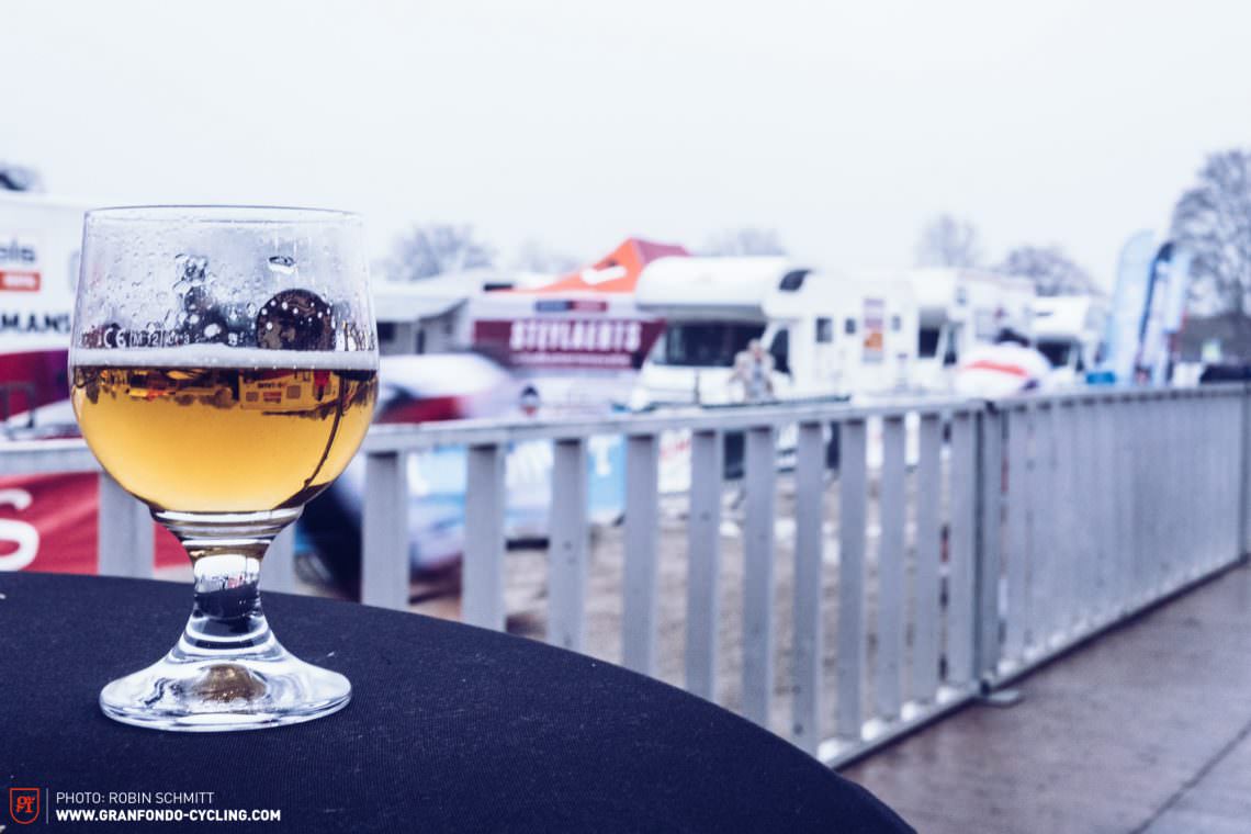 Keine Sprache, sondern ein Getränk eint Belgien – schaut man genauer hin, sieht man, dass sich die Realität im Bierglas spiegelt.