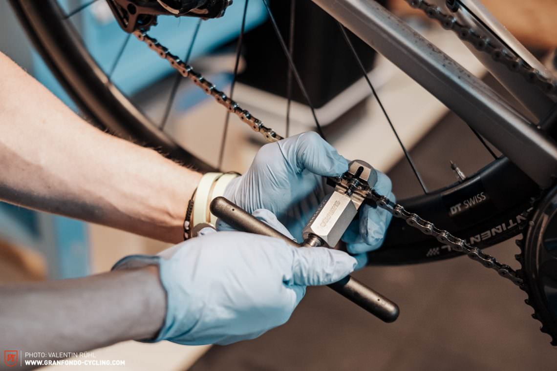 Как укоротить цепь на велосипеде. Укорачивание цепи велосипеда. Штука для укорачивание цепи для велика. How to put on a Bicycle Chain.